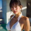 白のホルタービキニを着た大人の女性とプールサイド