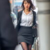 白ブラウスとグレーのタイトスカート、黒ストッキング姿で街を歩く大人のOL