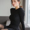 黒ニットの女性